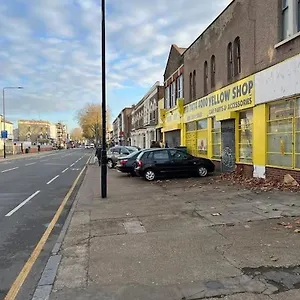 https://cozy-1-bed-flat-in-canning-town.brighton-hotels-england.com